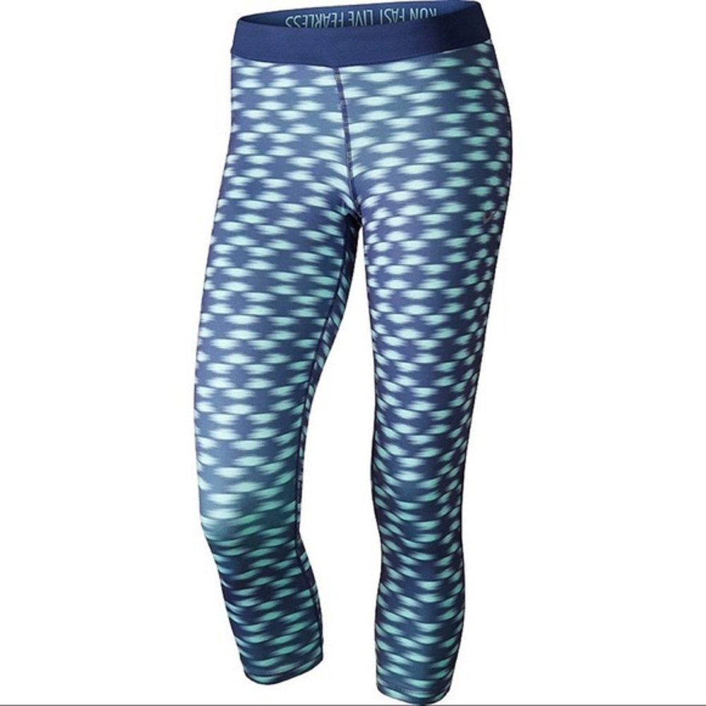 Nike Small Cropped Legging  Run Fast Live Free